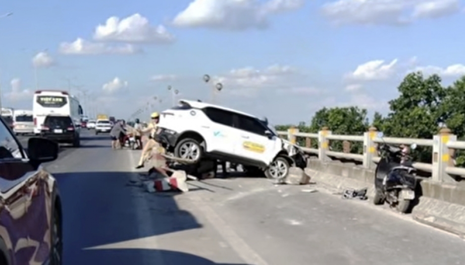 Clip TNGT: Không thể hiểu nổi ông taxi này làm sao lao được vào làn xe máy trên cầu Thanh Trì